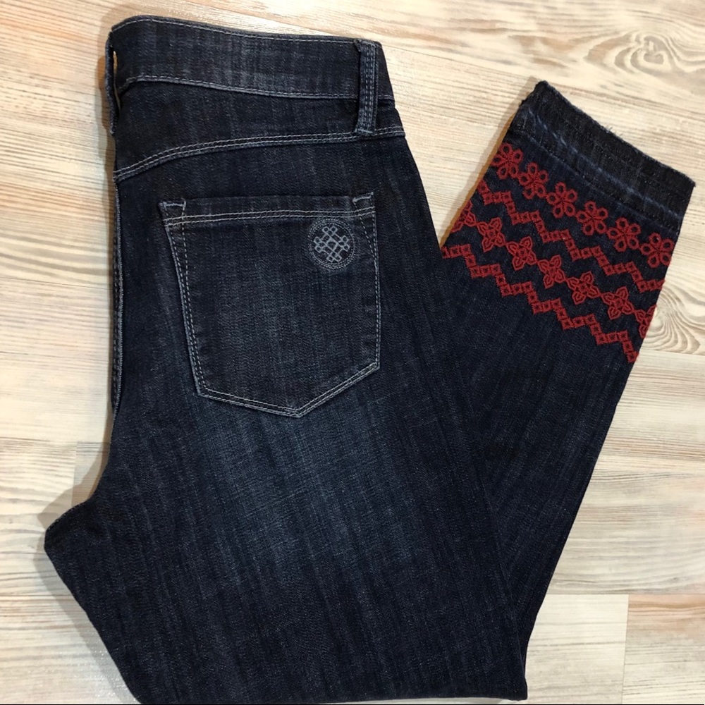2/$20 NWOT Laurie Felt Denim Embroidered Crop Jean